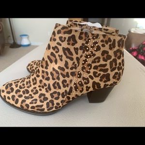 Vionic Georgia Tan Leopard ankle boots